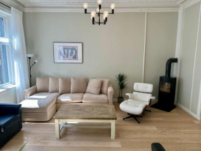 Classical 3 bedroom, 2 bath, minutes from Royal Palace, Main Shopping Street, Restaurants & Downtown